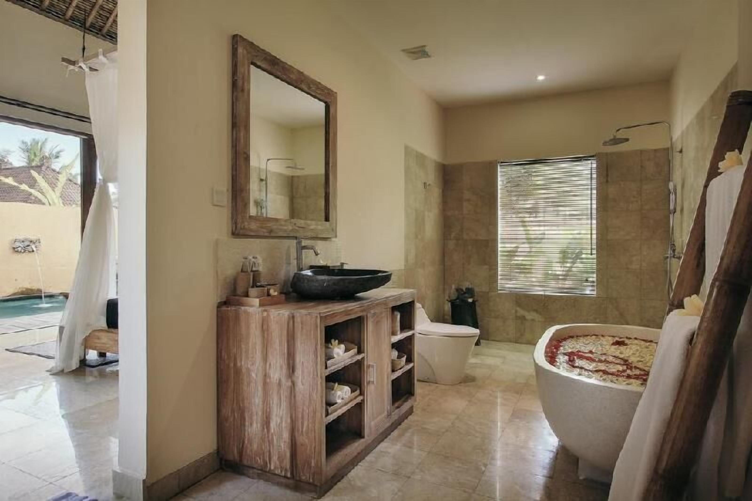 Banheiro | Banheira e chuveiro separados, produtos de toalete grátis