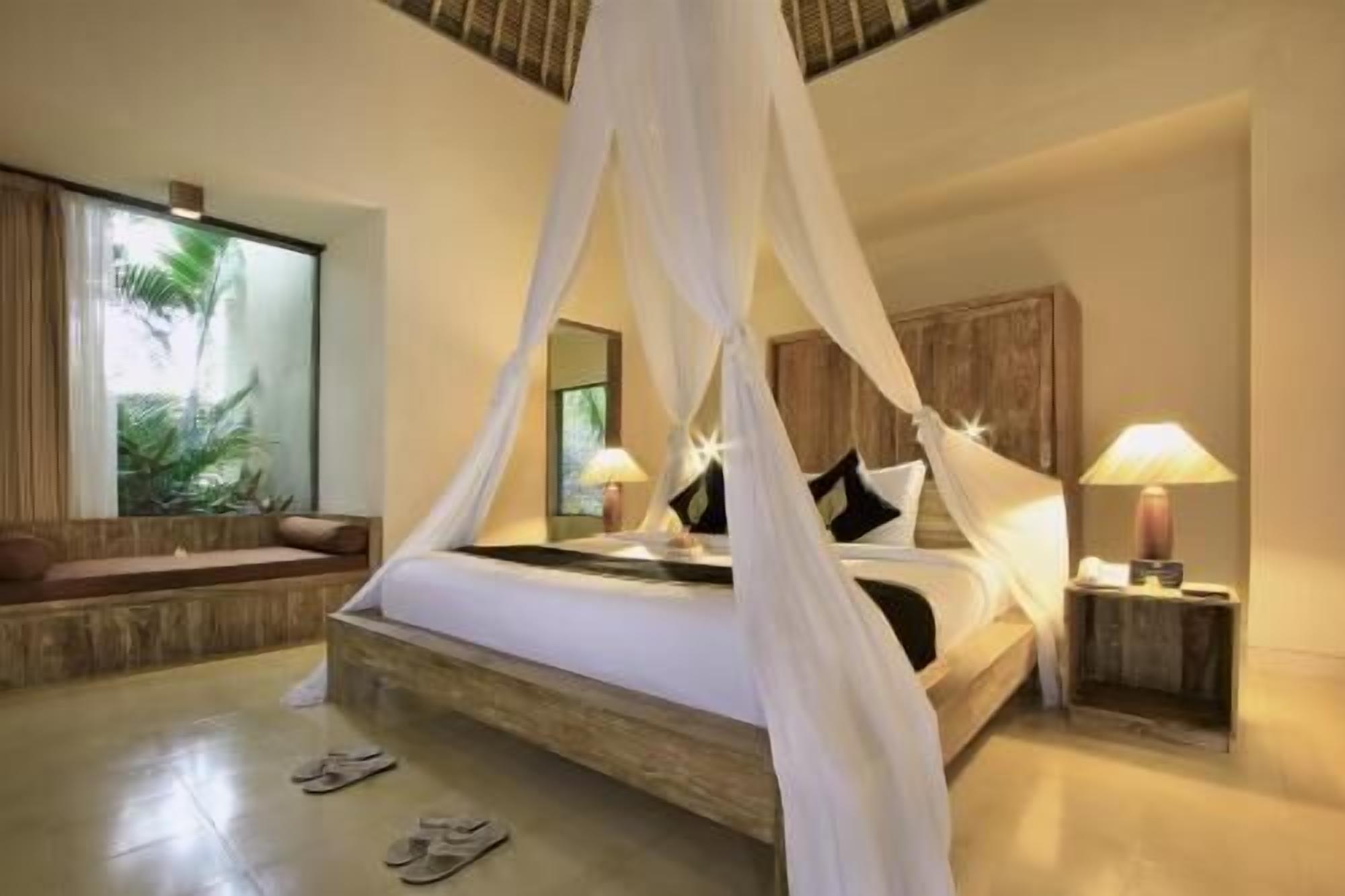 มินิบาร์, ตู้นิรภัยในห้องพัก, โต๊ะทำงาน, เตารีด/โต๊ะรีดผ้า