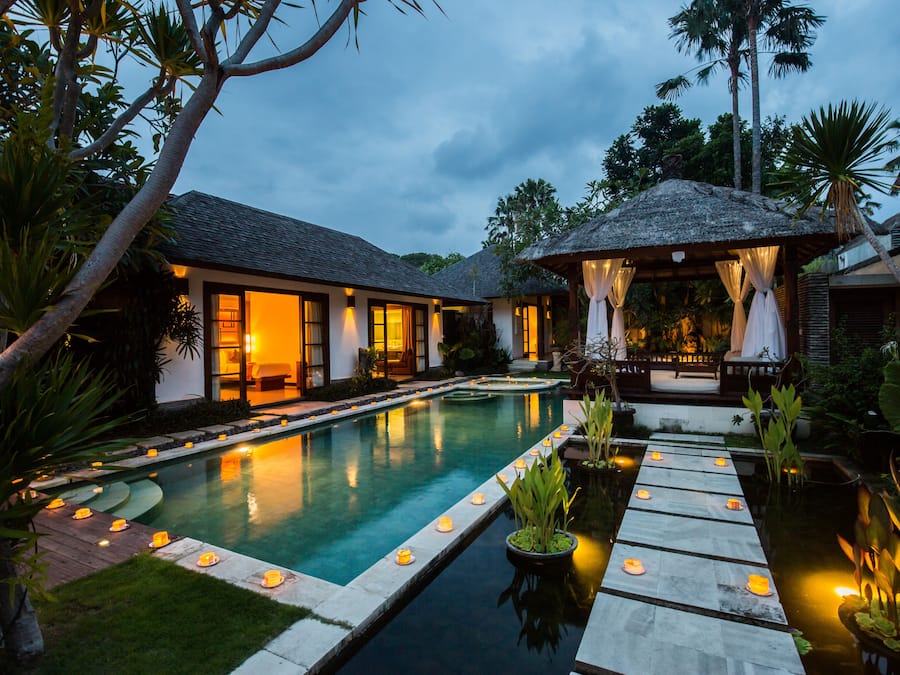 Bagian depan properti - sore/malam