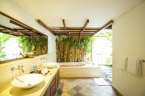 Baignoire et douche séparées, baignoire relaxante profonde