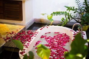 Deep soaking bathtub