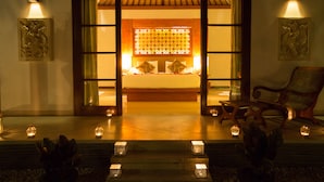 A traditional Japanese room with tatami flooring, a low wooden table, and a cushioned bench. - Villa Seriska Satu Sanur Bali (Denpasar)