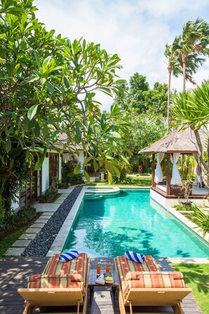 Kolam renang outdoor, dengan kursi berjemur