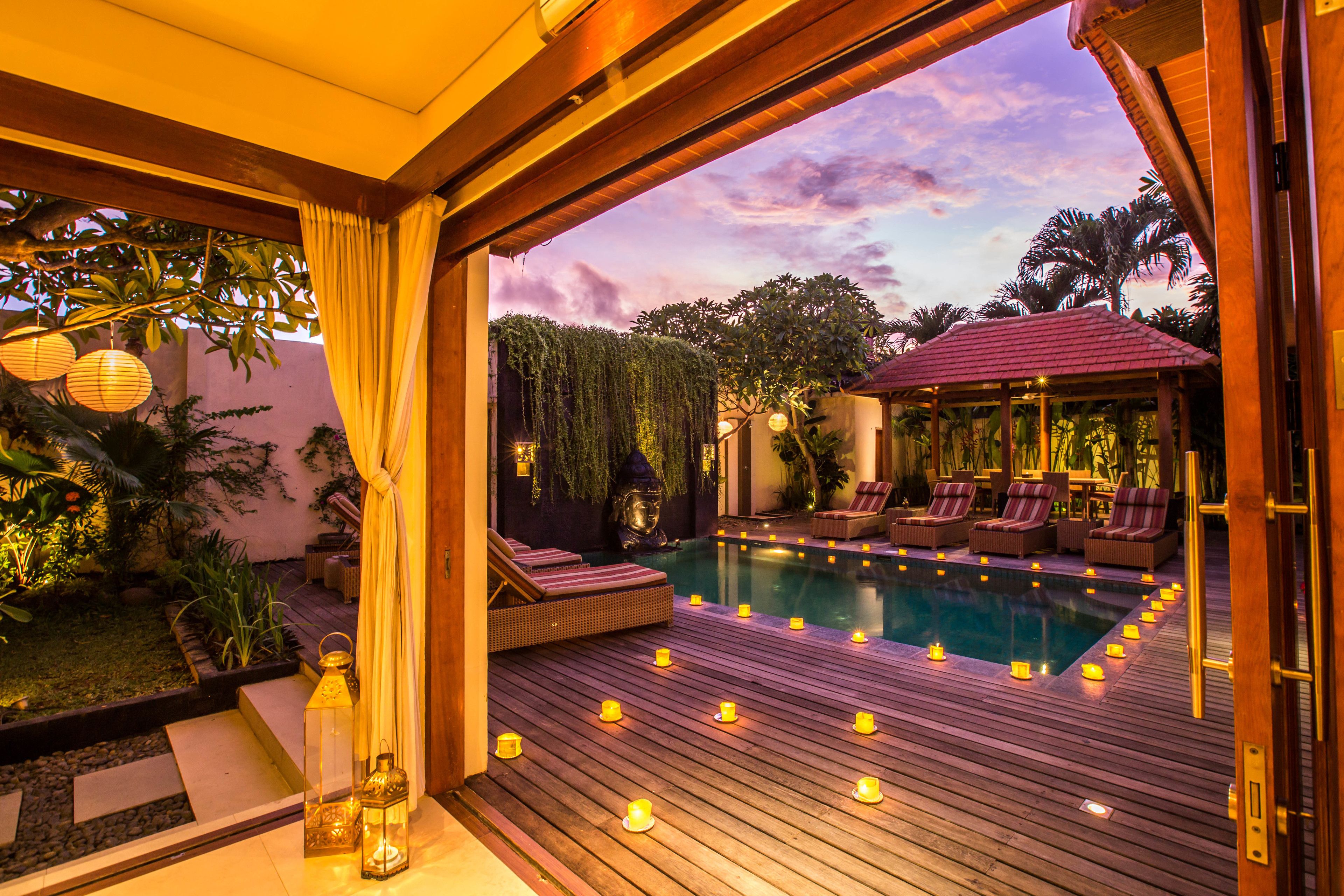 Outdoor pool, pool umbrellas, sun loungers