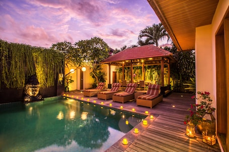 Outdoor pool, pool umbrellas, sun loungers