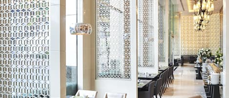 2 restauranter; serverer morgenmad, frokost og thailandske retter