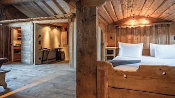 Suite 2 | Egyptian cotton sheets, premium bedding, pillow-top beds