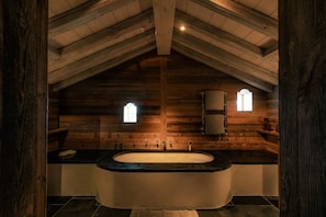Exclusieve suite | Badkamer | Designer toiletartikelen, een haardroger, badjassen, pantoffels