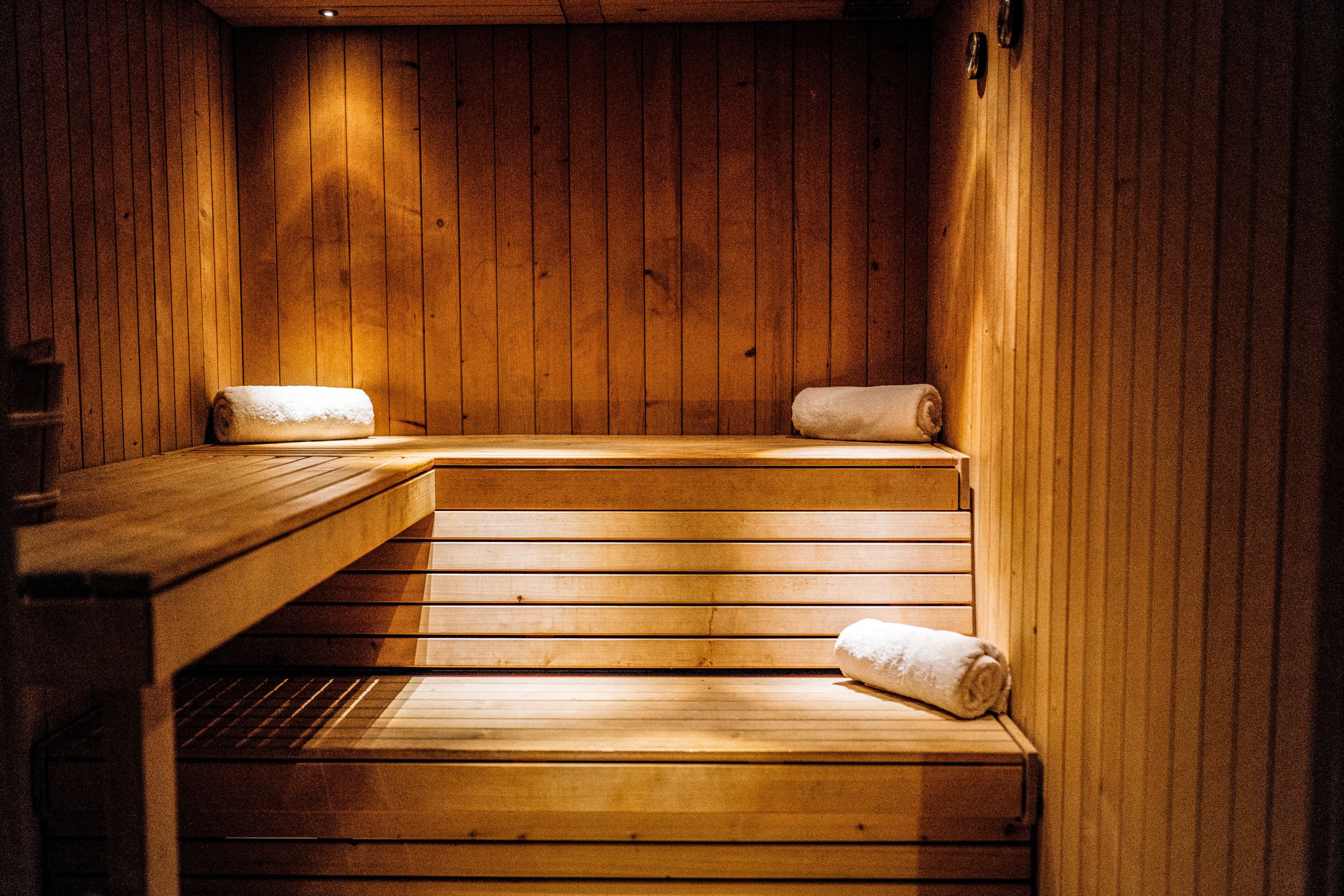 Una sauna de madera con bancos.