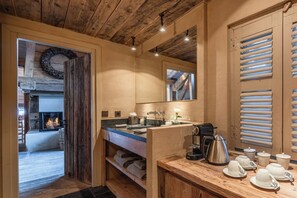 Suite 2 | Baño | Amenidades de baño de diseñador, secadora de cabello, batas, pantuflas 