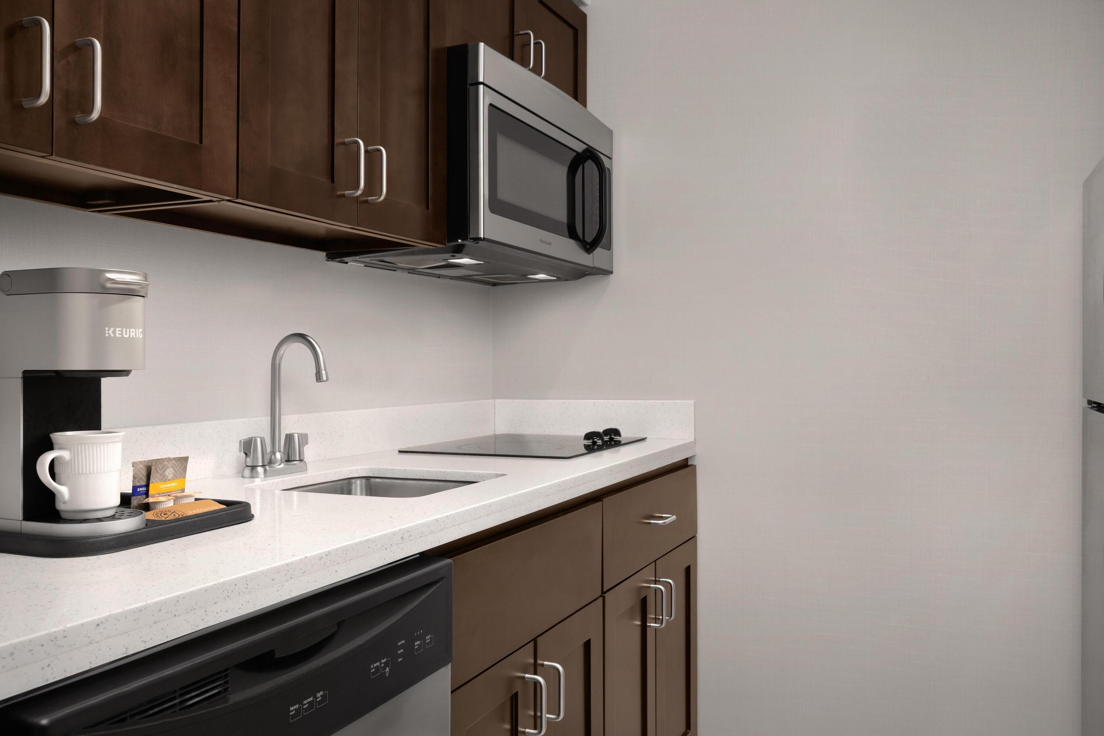Cafetera/tetera, refrigerador con freezer, microondas, placa de cocina