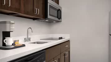 Cafetera/tetera, refrigerador con freezer, microondas, placa de cocina