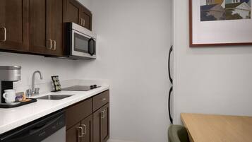 Coffee/tea maker, full-size fridge, microwave, stovetop