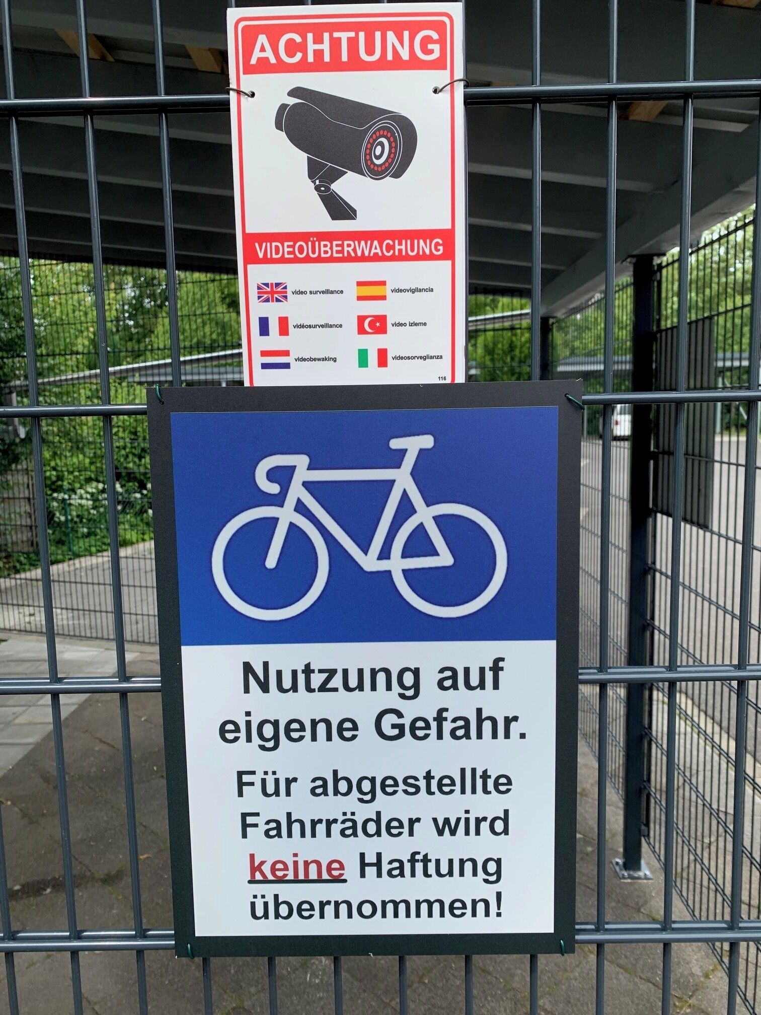 Una señal con un símbolo de bicicleta y texto que advierte sobre la prohibición de circular en bicicleta por un sendero específico.
