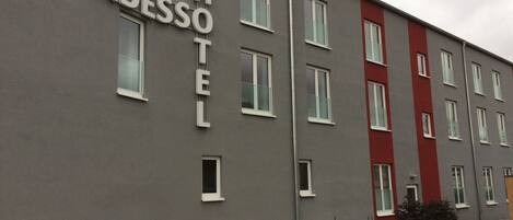 Un edificio de hotel con un letrero que dice 'ADESSO HOTEL'.
