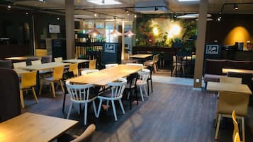 Tägliches inbegriffenes Frühstück zur Selbstbedienung