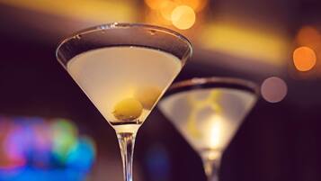 Zwei Martini-Gläser mit Zitronenzeste auf einer Bar.