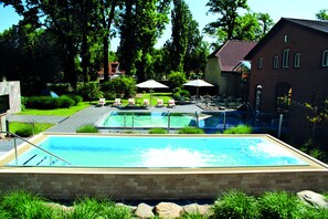 Piscina interna, 3 piscinas externas, guarda-sóis, espreguiçadeiras