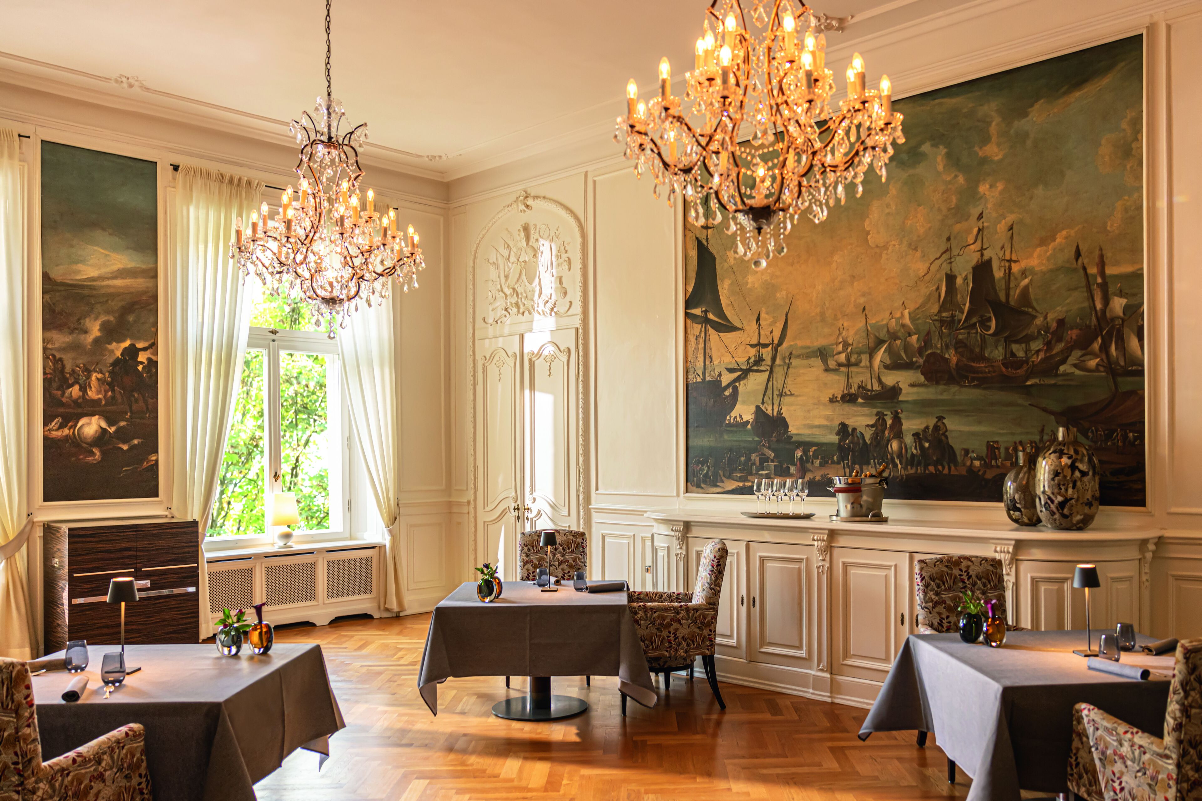 3 restaurants, lunch, dinner served; italian cuisine