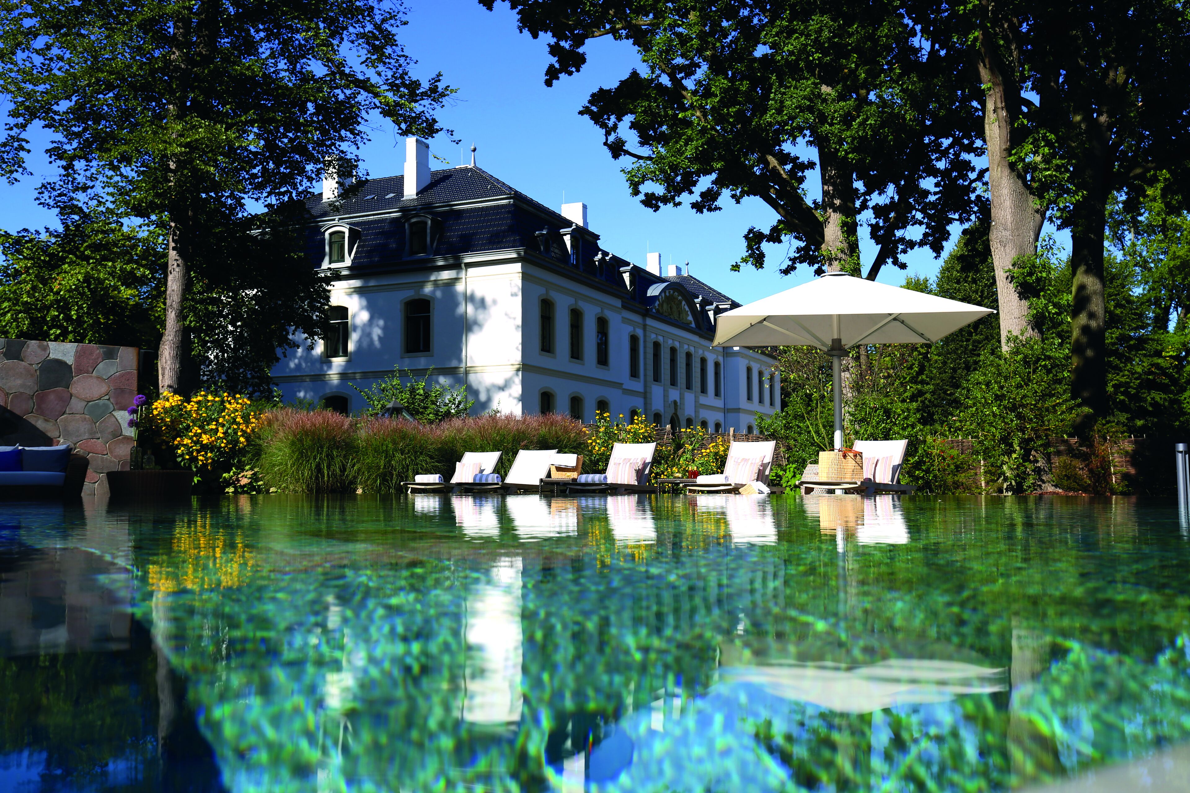 屋内プール、3 つの屋外プール、営業時間 8:00 ～ 20:00、プール パラソル、サンラウンジャー