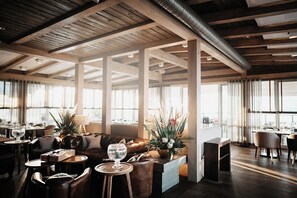 2 restaurants, lunch, dinner served; Italian cuisine