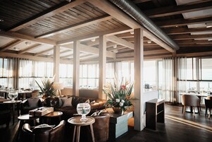 2 restauranter: lunsj og middag serveres