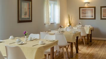 Daily cooked-to-order breakfast (EUR 15 per person)