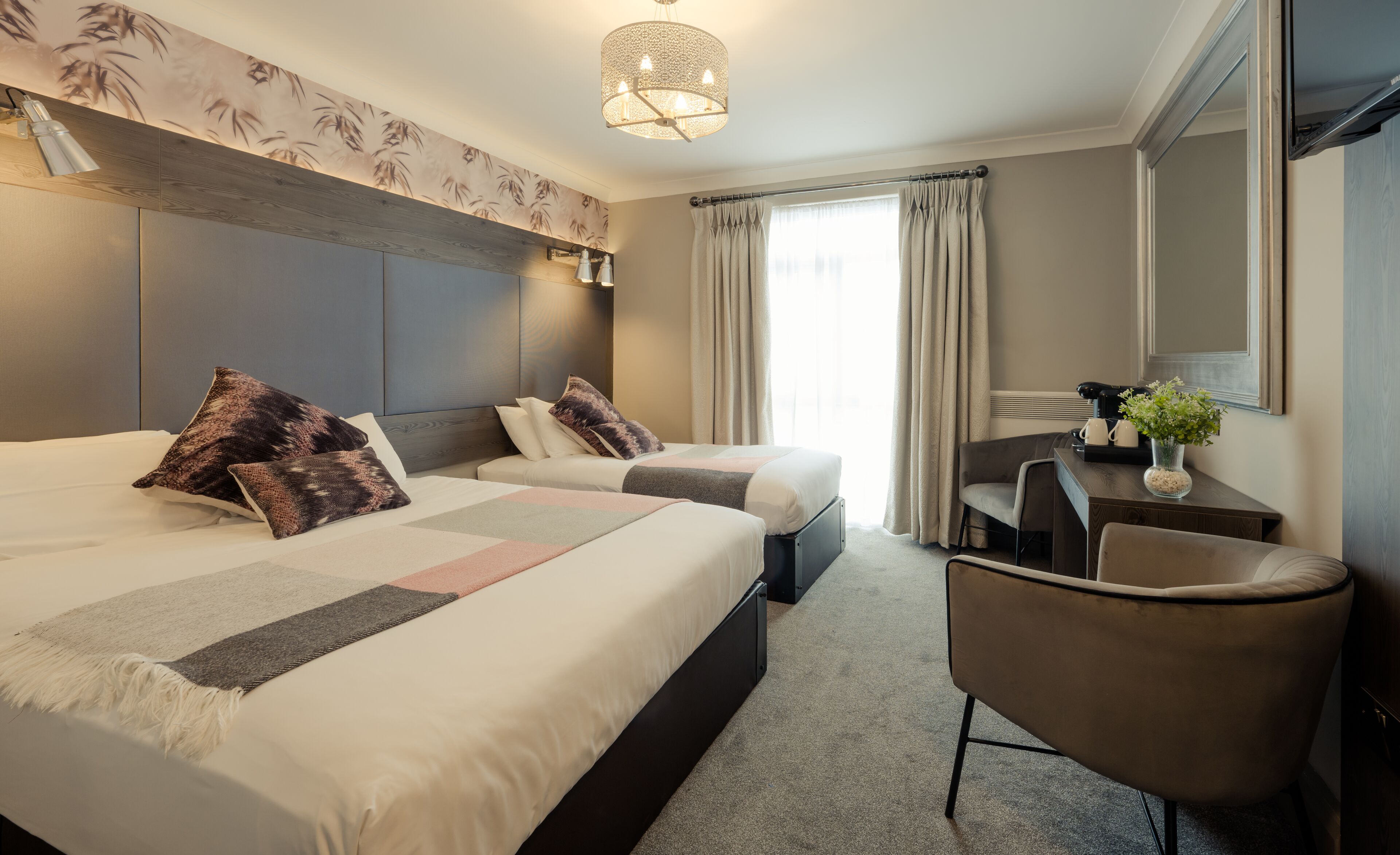 Habitació doble o amb dos llits individuals de luxe | Roba de llit d'alta qualitat, cobrellits i escriptori 