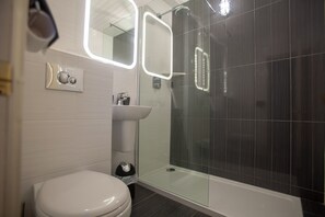 Een douche, een regendouche, milieuvriendelijke toiletartikelen