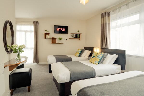 Premium bedding, down duvets, desk, laptop workspace - Arden House (Dingle)