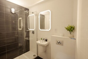 シャワー、レインフォールシャワー、バスアメニティ (無料)、ヘアドライヤー