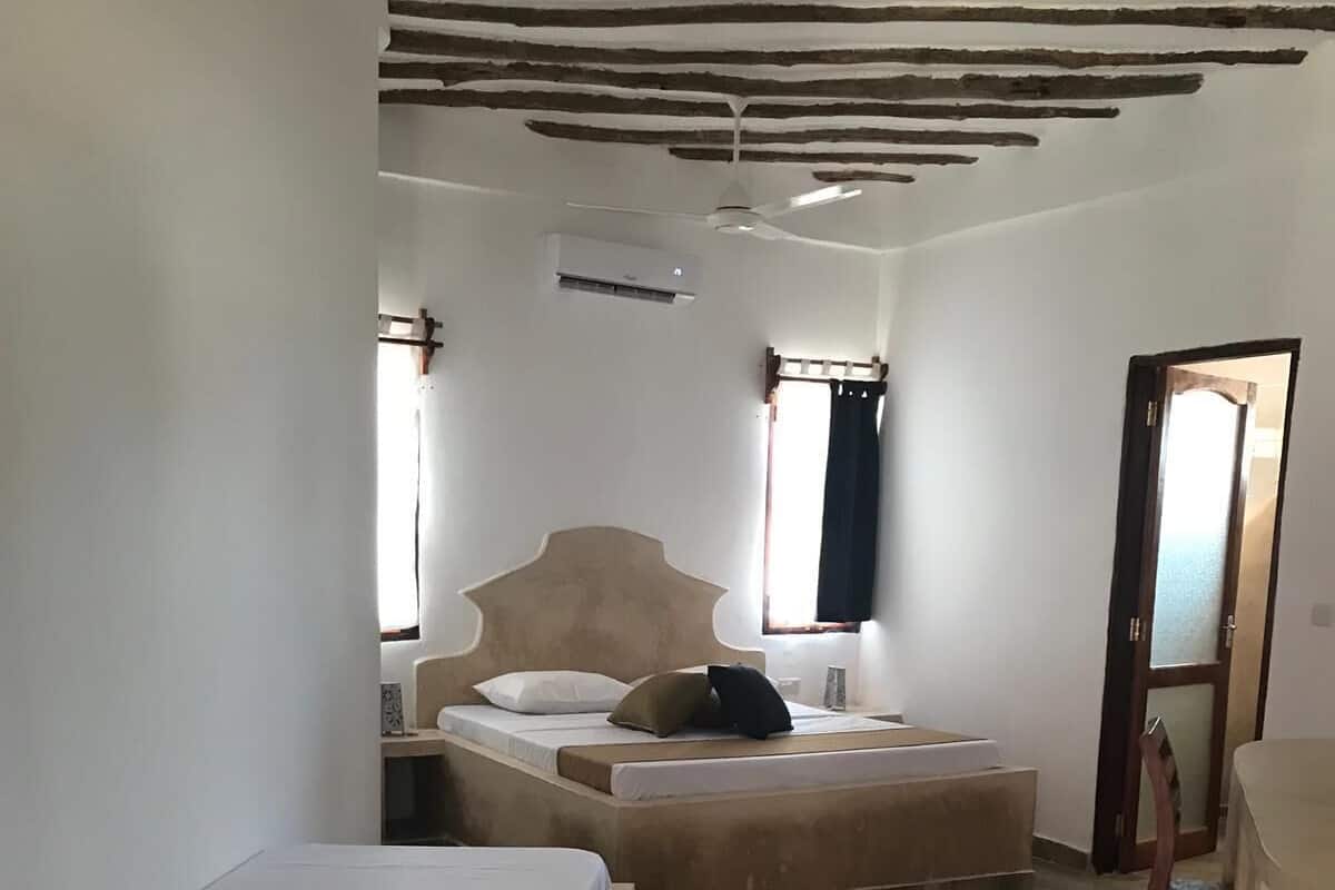Deluxe driepersoonskamer | 1 slaapkamer, een kluis op de kamer, individueel gedecoreerd