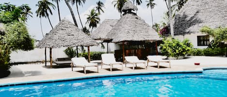 Piscine extérieure, parasols de plage, chaises longues