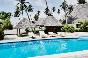 Outdoor pool, pool umbrellas, pool loungers - Sea View Lodge Boutique Hotel (Jambiani)