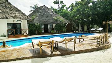 Piscine extérieure, parasols de plage, chaises longues