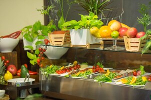 Desayuno buffet diario (EUR 8 por persona)