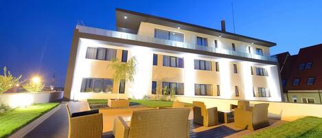 Voorkant accommodatie - avond/nacht