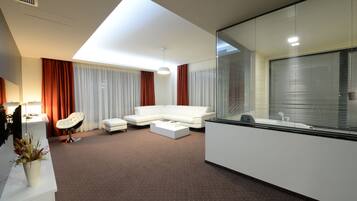Executive Apartment (5% discount in the restaurant) | Living area | 31-inch LED TV with digital channels, TV, heated floors