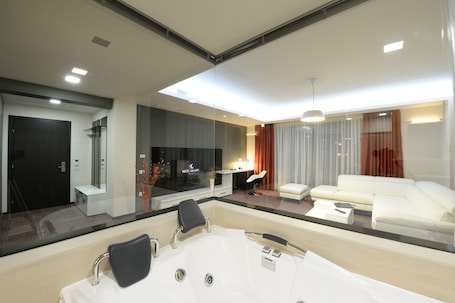 Executive Apartment (5% discount in the restaurant) | Deep-soaking bathtub. Hotel Galaxy