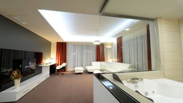 Executive-Apartment (5% discount in the restaurant) | Wohnbereich | 31-Zoll-LED-Fernseher mit Digitalempfang, Fernseher, FuĂbodenheizung