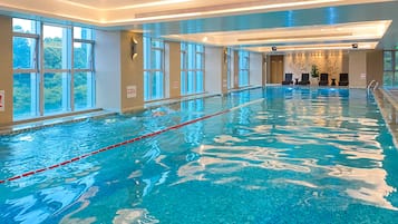 Hồ bơi trong nhà, nhân viên cứu hộ trong khuôn viên