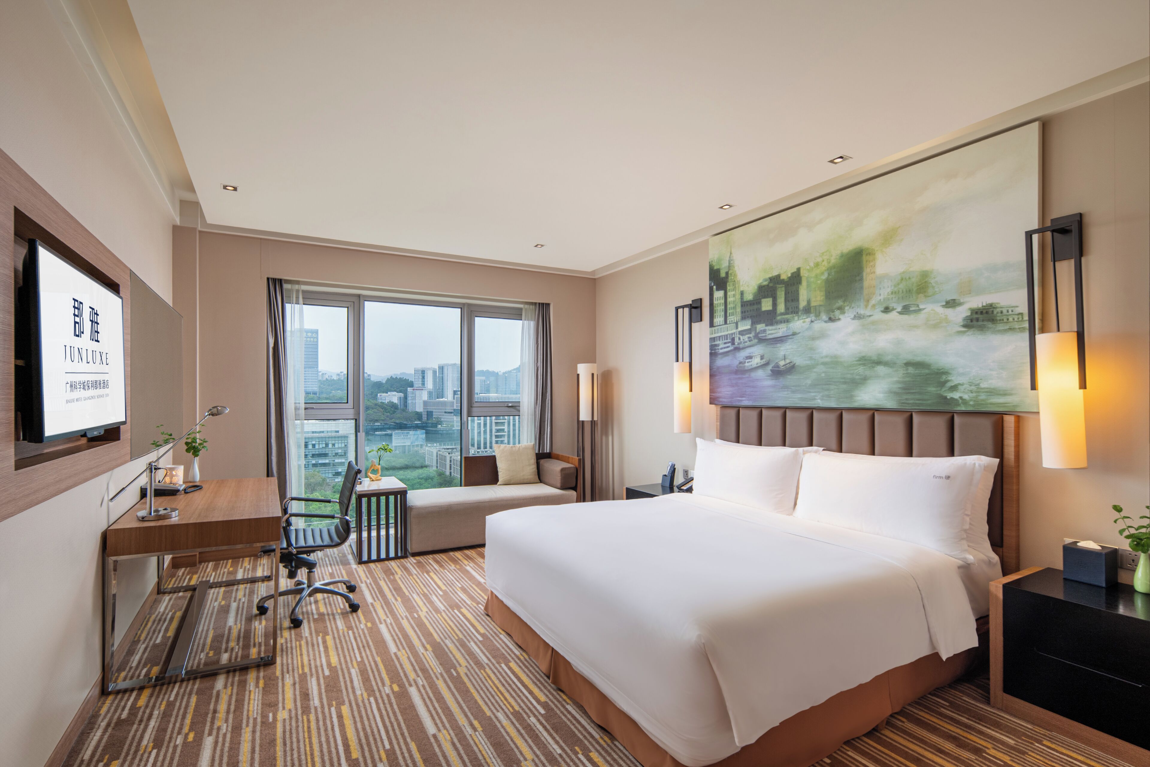Executive Double Room | Bar mini, peti besi dalam bilik, meja, langsir/tirai gelap terus 