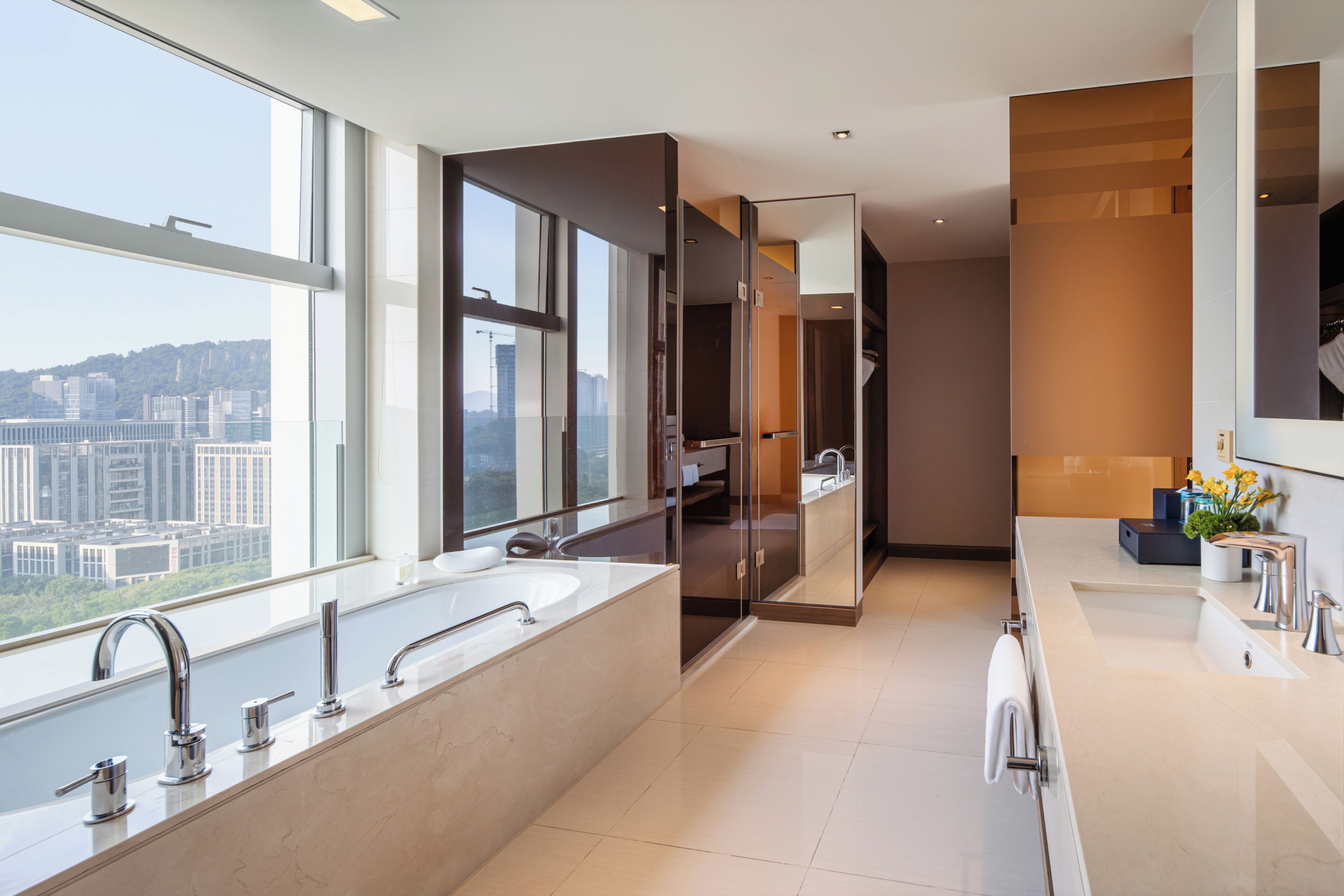 Un baño moderno con una bañera grande, una zona de ducha independiente y un tocador con lavabo.