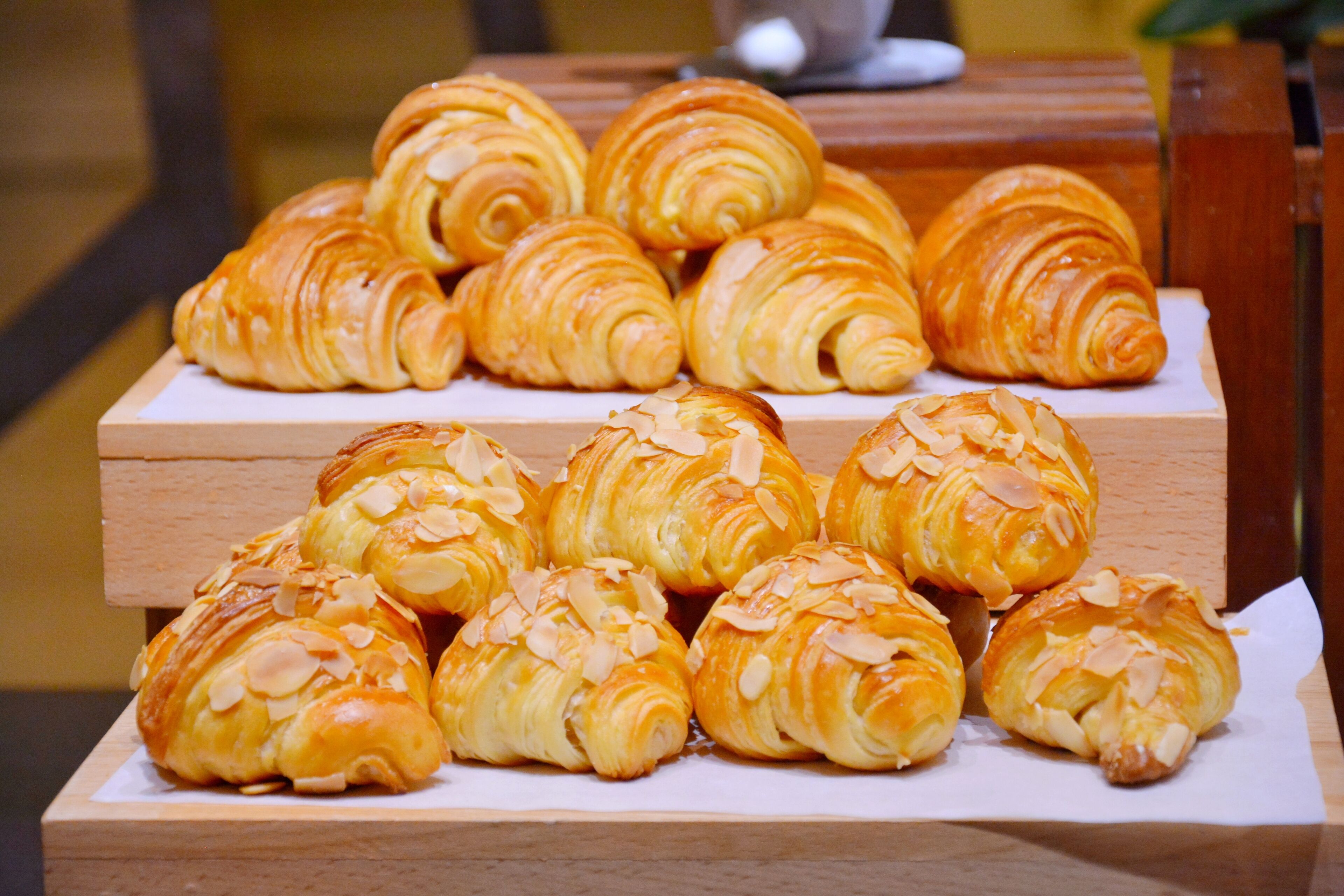 Diversos croissants disposats sobre taules de fusta.