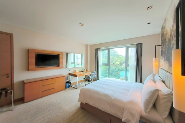 Exclusive Room | Minibar, in-room safe, desk, blackout drapes