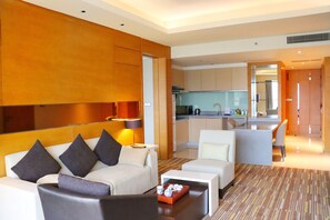 Suite Business | Minibar, caja fuerte, escritorio y cortinas opacas