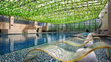 Una piscina techada, una piscina al aire libre