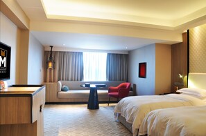 Quarto duplo luxo | Edredons de pluma, frigobar, cofres nos quartos, escrivaninha