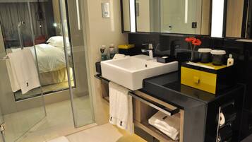 Secador de pelo y toallas