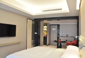 Deluxe Double Room | Down comforters, minibar, in-room safe, desk - M Hotel Chengdu (Chengdu)
